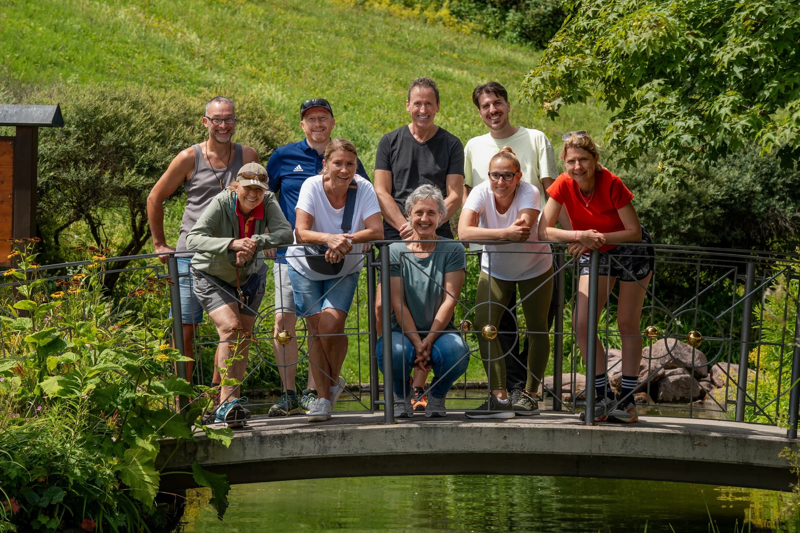 Fastengruppe auf der kleinen Brücke über den Teich im Hotelgarten