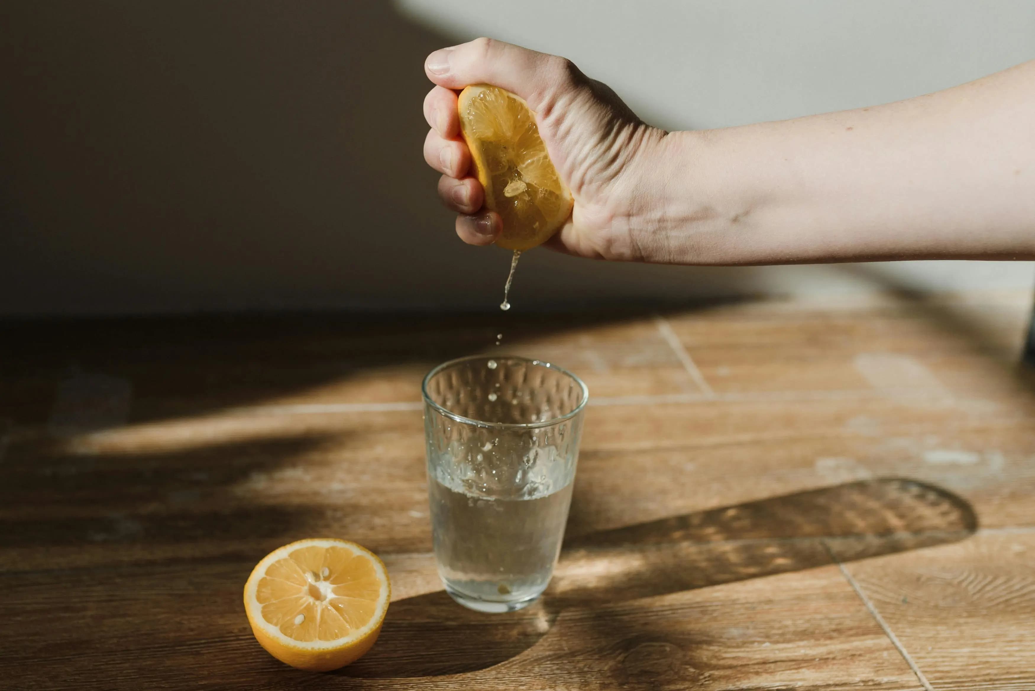 Glas mit Saft und Wasser für das 7 Tage Buchinger Fasten