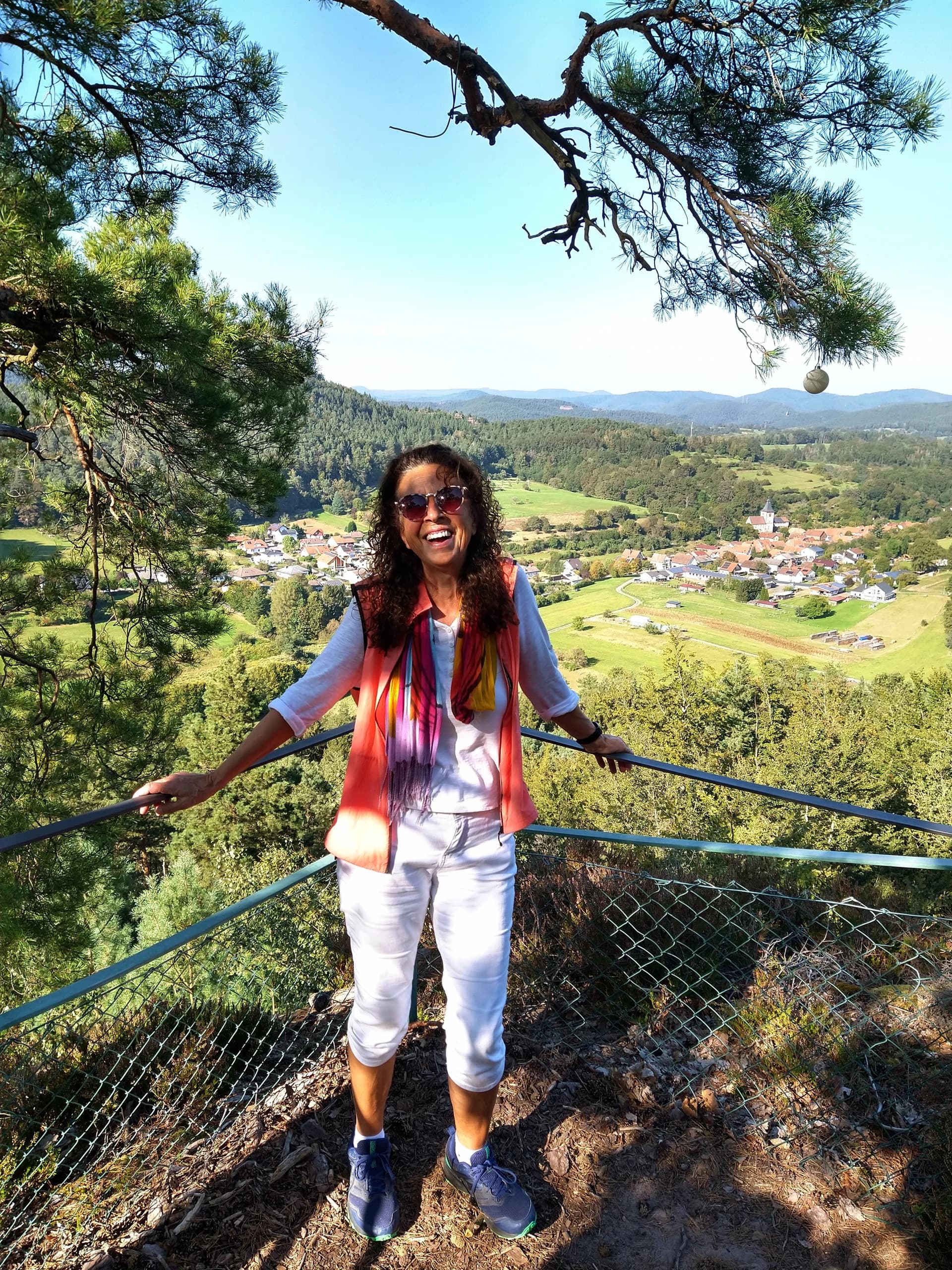 Inge Maria Hammerschmidt an einem Aussichtspunkt beim Wandern