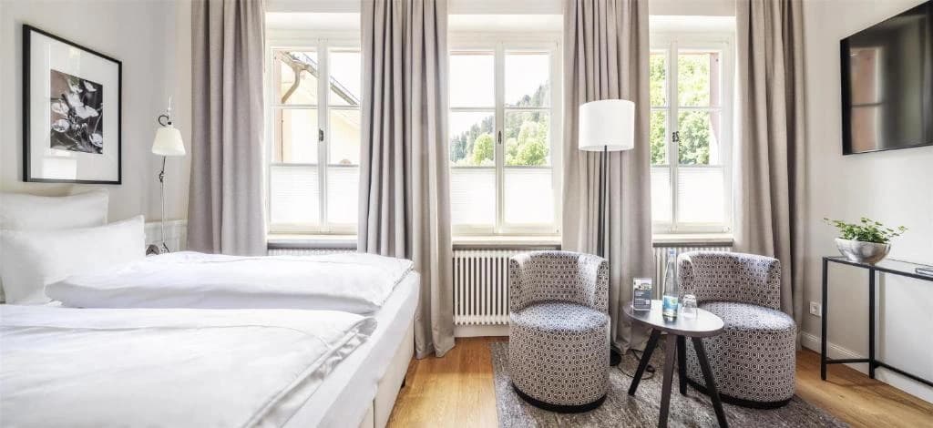 Stilvoll eingerichtetes Zimmer mit Doppelbett im Hotel Therme Bad Teinach
